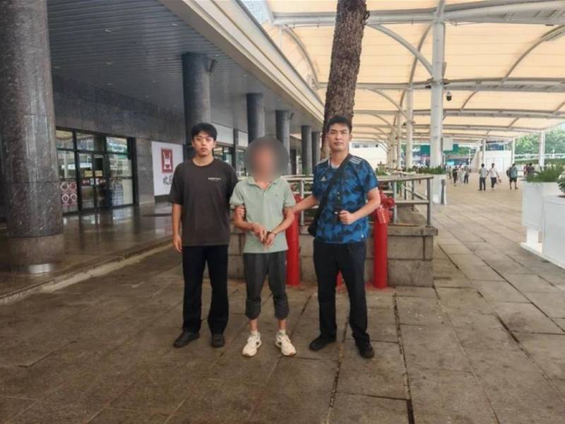 皇冠世界杯_广州火车站外两男子趁乘客候车睡着偷手机皇冠世界杯，被抓获！现场曝光
