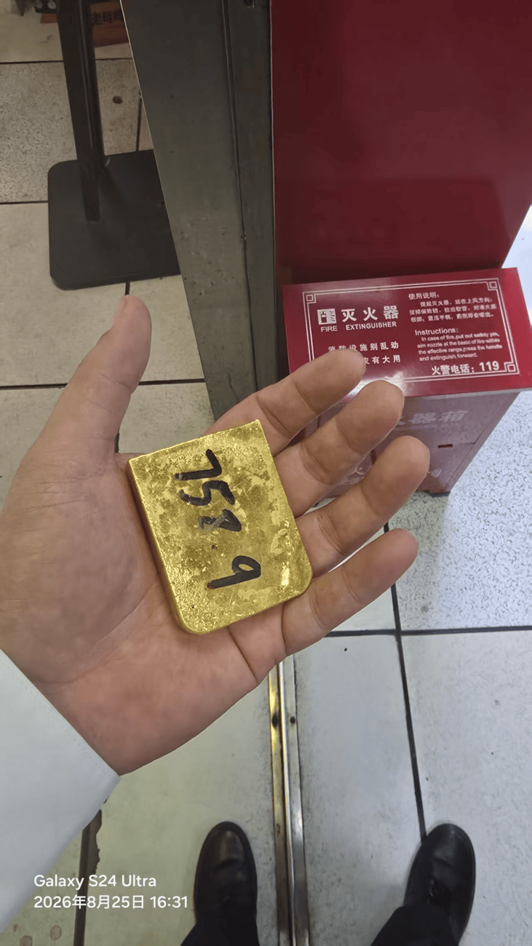 皇冠信用网会员如何注册_深圳水贝一女子捡到价值90万元的黄金皇冠信用网会员如何注册，重758.9克，原地等候未见失主交给商场保安