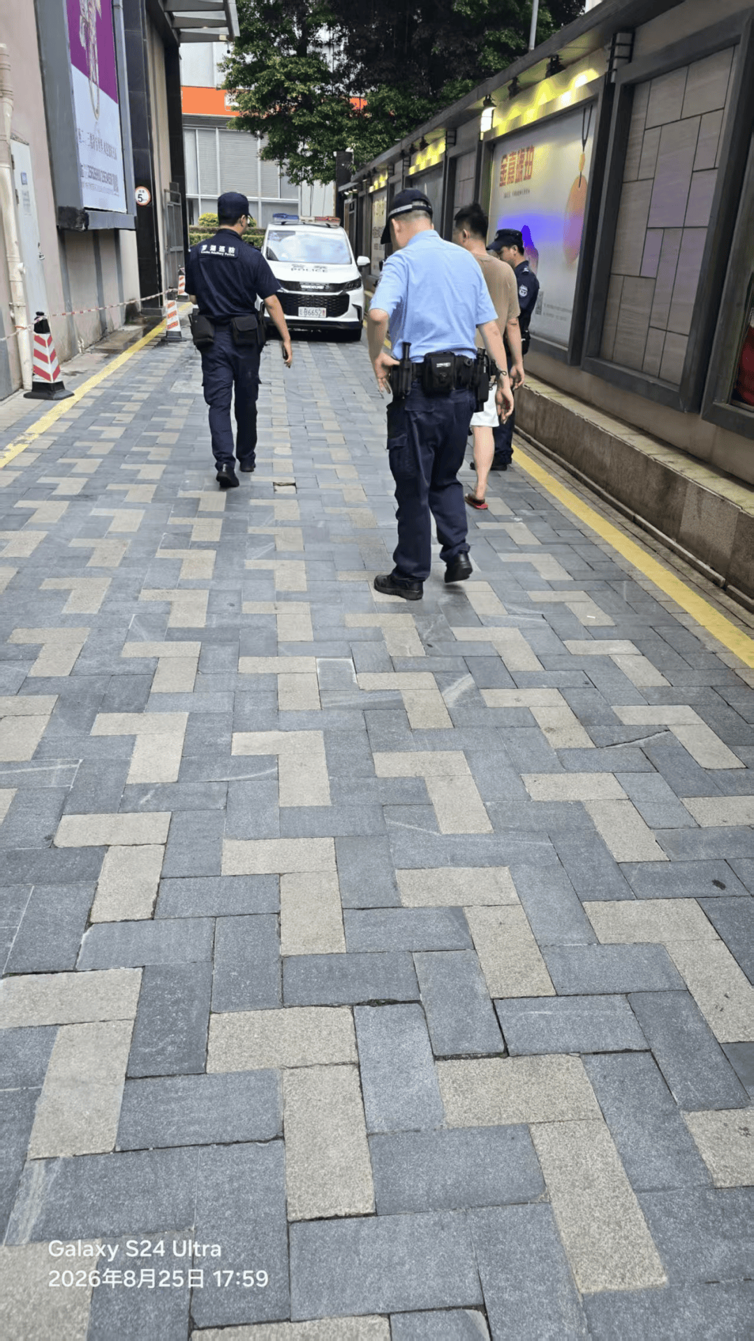 皇冠信用网会员如何注册_深圳水贝一女子捡到价值90万元的黄金皇冠信用网会员如何注册，重758.9克，原地等候未见失主交给商场保安