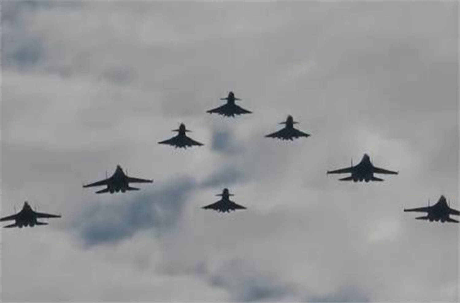 皇冠信用网需要押金吗_印被中式武器打服皇冠信用网需要押金吗,解放军发布歼10C大片,绿媒点赞,民进党沉默