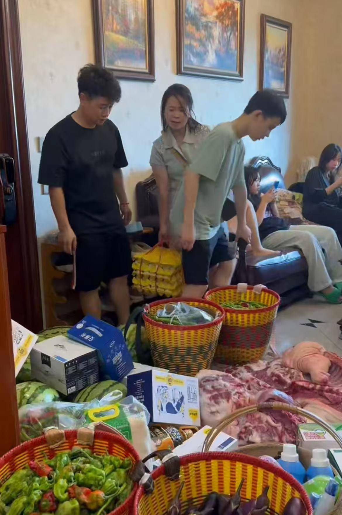 赫罗纳vs塞维利亚_16个外甥一顿吃200个水饺赫罗纳vs塞维利亚,挑扁担买菜的重庆“宇宙舅舅”:孩子们开学离开,心里空落落的