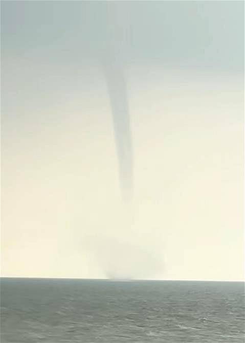 法國甲組聯賽_太湖现罕见“龙吸水”奇观法國甲組聯賽,水柱从湖面直冲云霄,目击者:持续数分钟后下起大雨