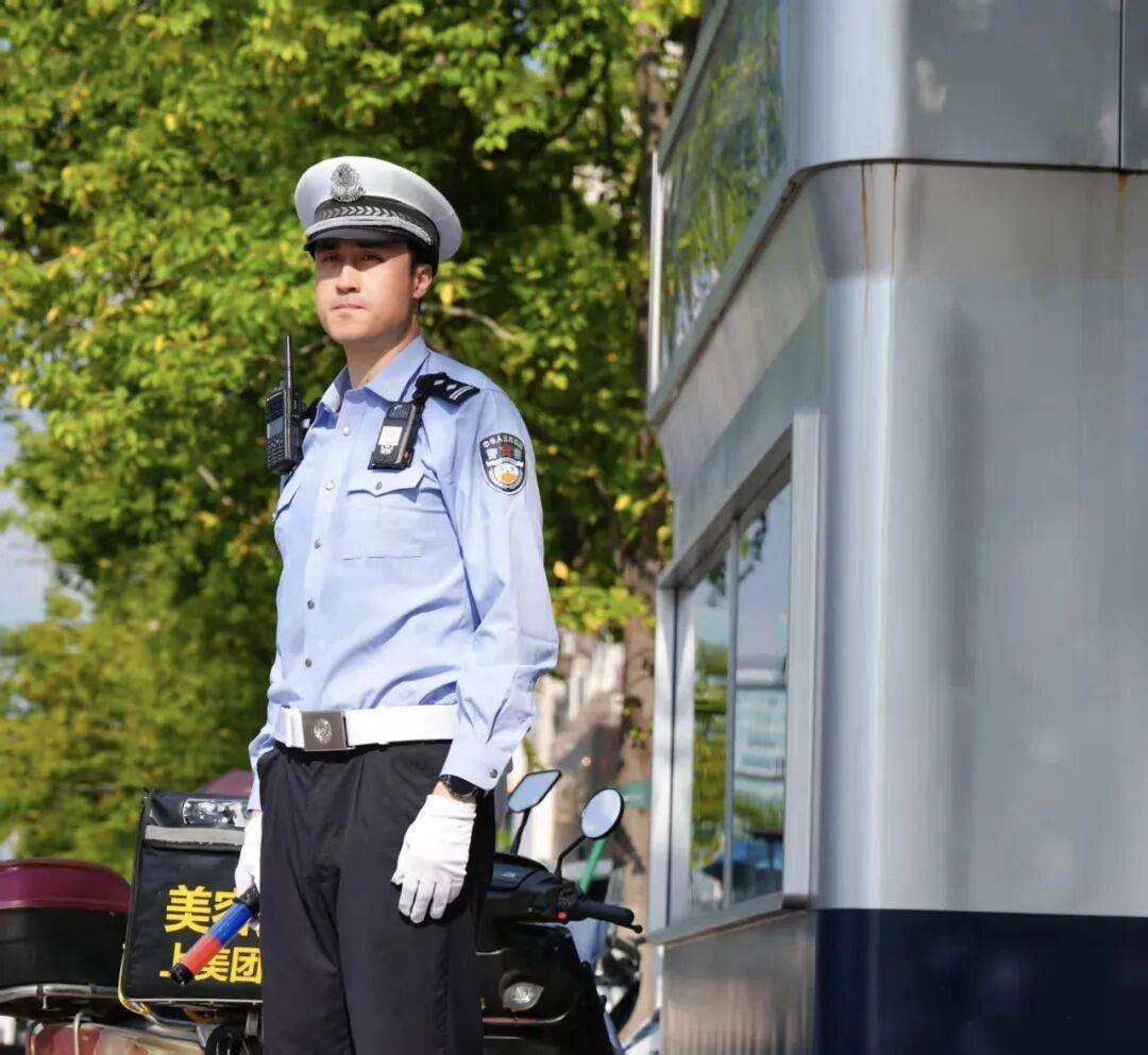 皇冠信用登3代理_杭州1米99“大长腿”交警火出圈皇冠信用登3代理，本人回应：不要关注我，这群人更了不起