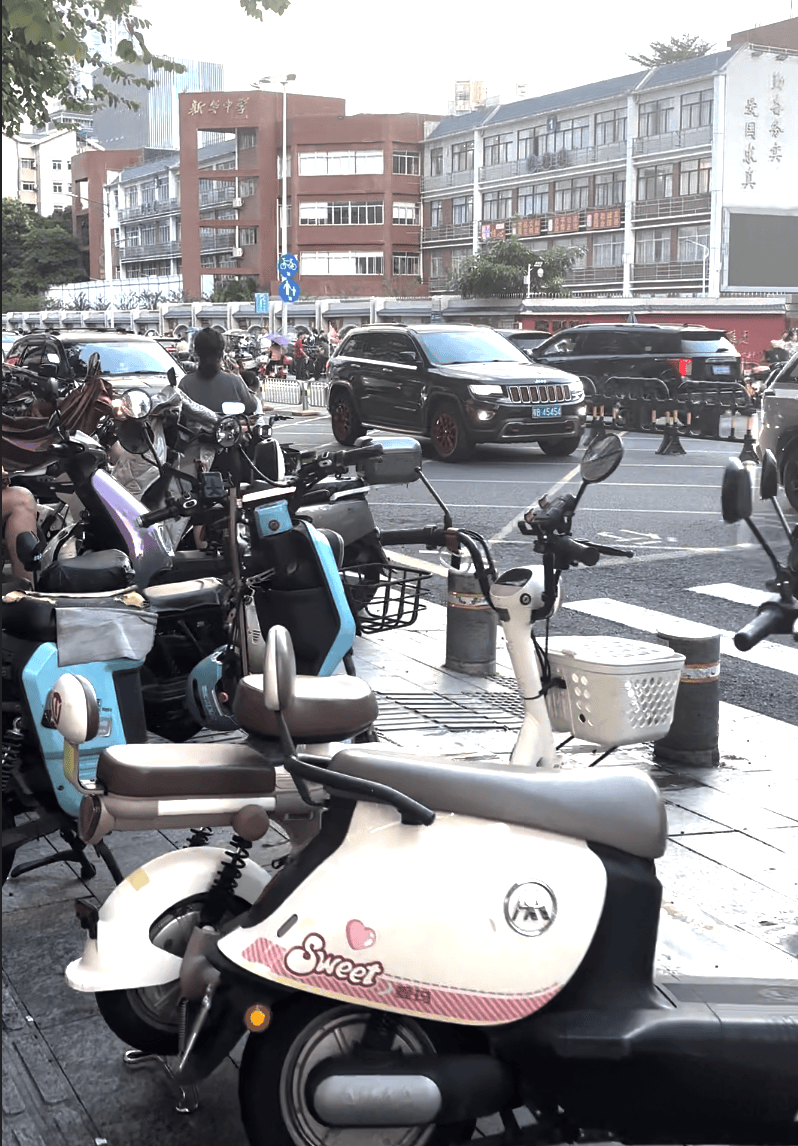 皇冠信用网押金多少_深圳一医院门口被指“举步维艰”皇冠信用网押金多少！整治后记者实探:仍很堵