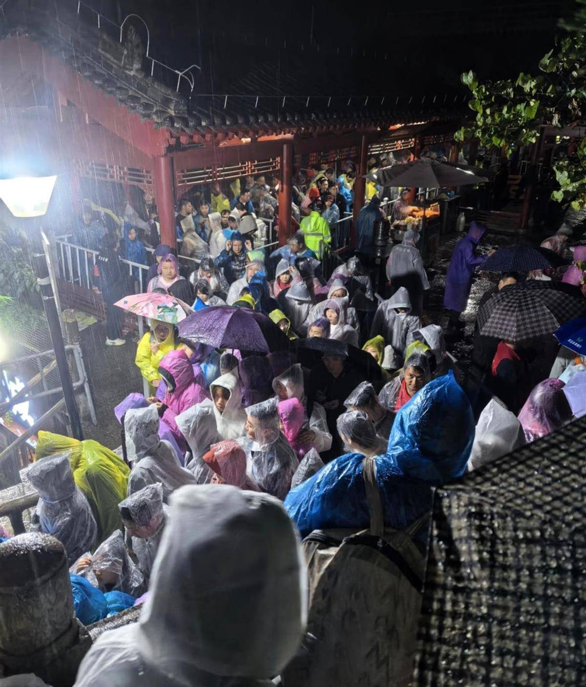 皇冠信用网登3代理_华山景区紧急关闭徒步线路!有游客称昨晚在北峰索道排队5小时皇冠信用网登3代理,将近午夜才下山