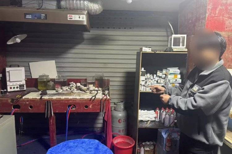 丹麦超级联赛_金项链里发现大量不明金属丹麦超级联赛，多家金店中招，警方：2人在黄金中掺铼