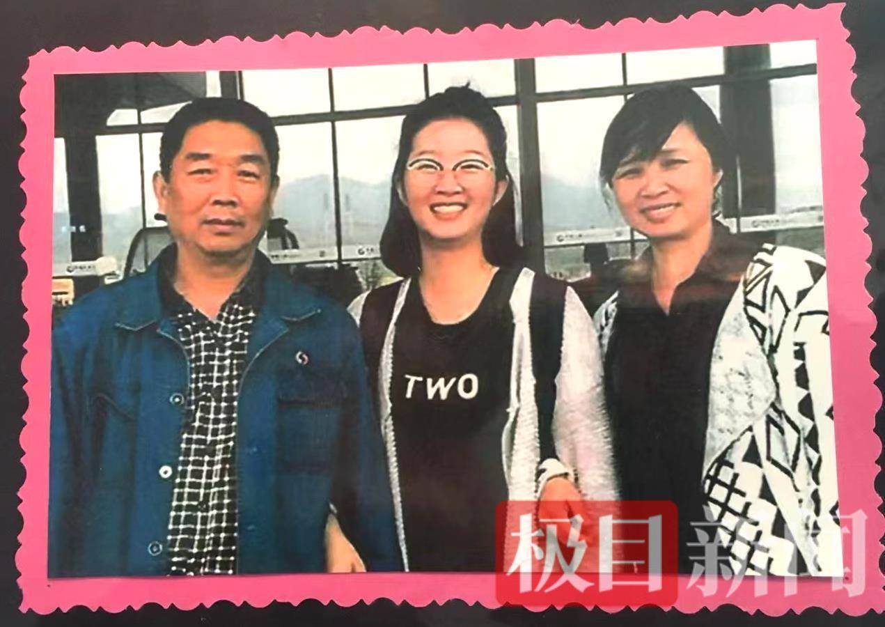 皇冠信用网出租_章莹颖父母失去女儿也无收入来源皇冠信用网出租，带货勉强能糊口，直播间“黑粉”被网友骂走