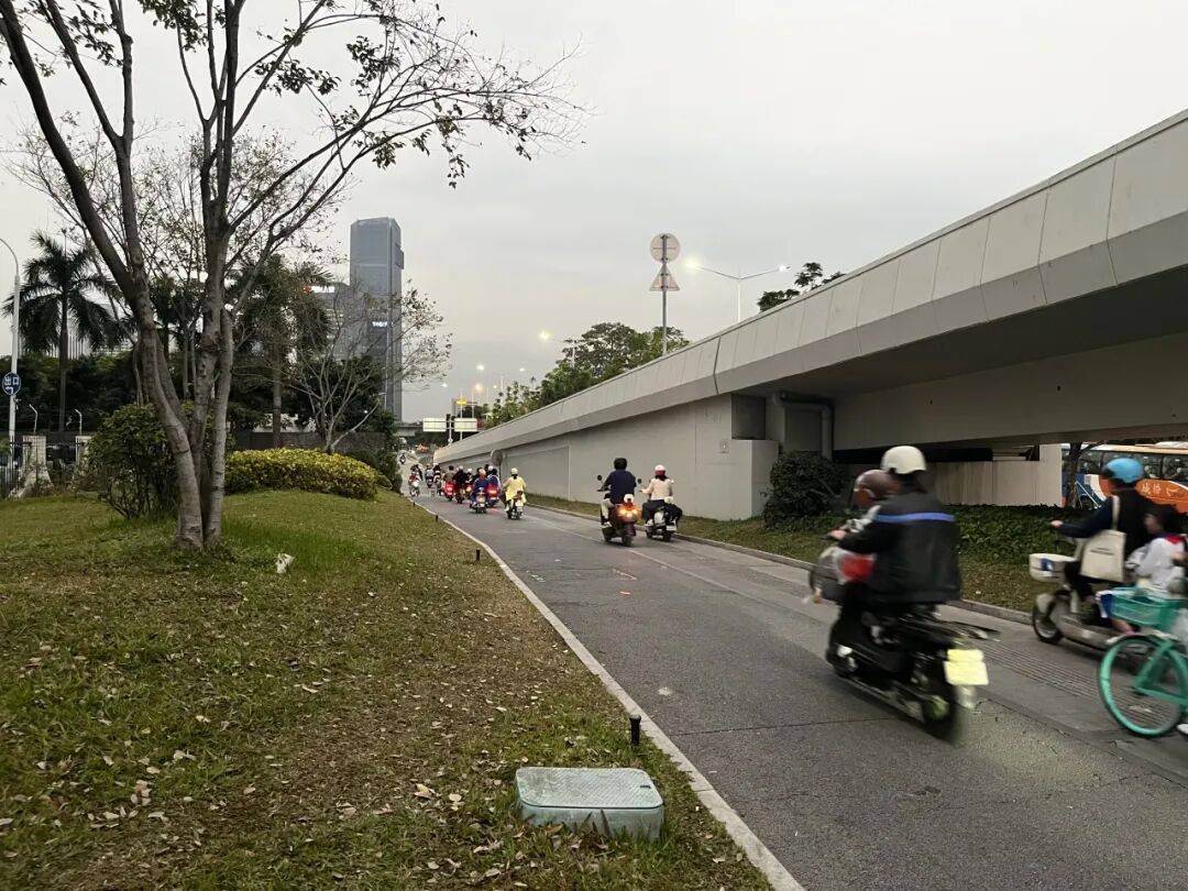 厄瓜多尔足球_“等到车熄火”！深圳一主干道厄瓜多尔足球，因封路导致拥堵！多部门研究疏解方案