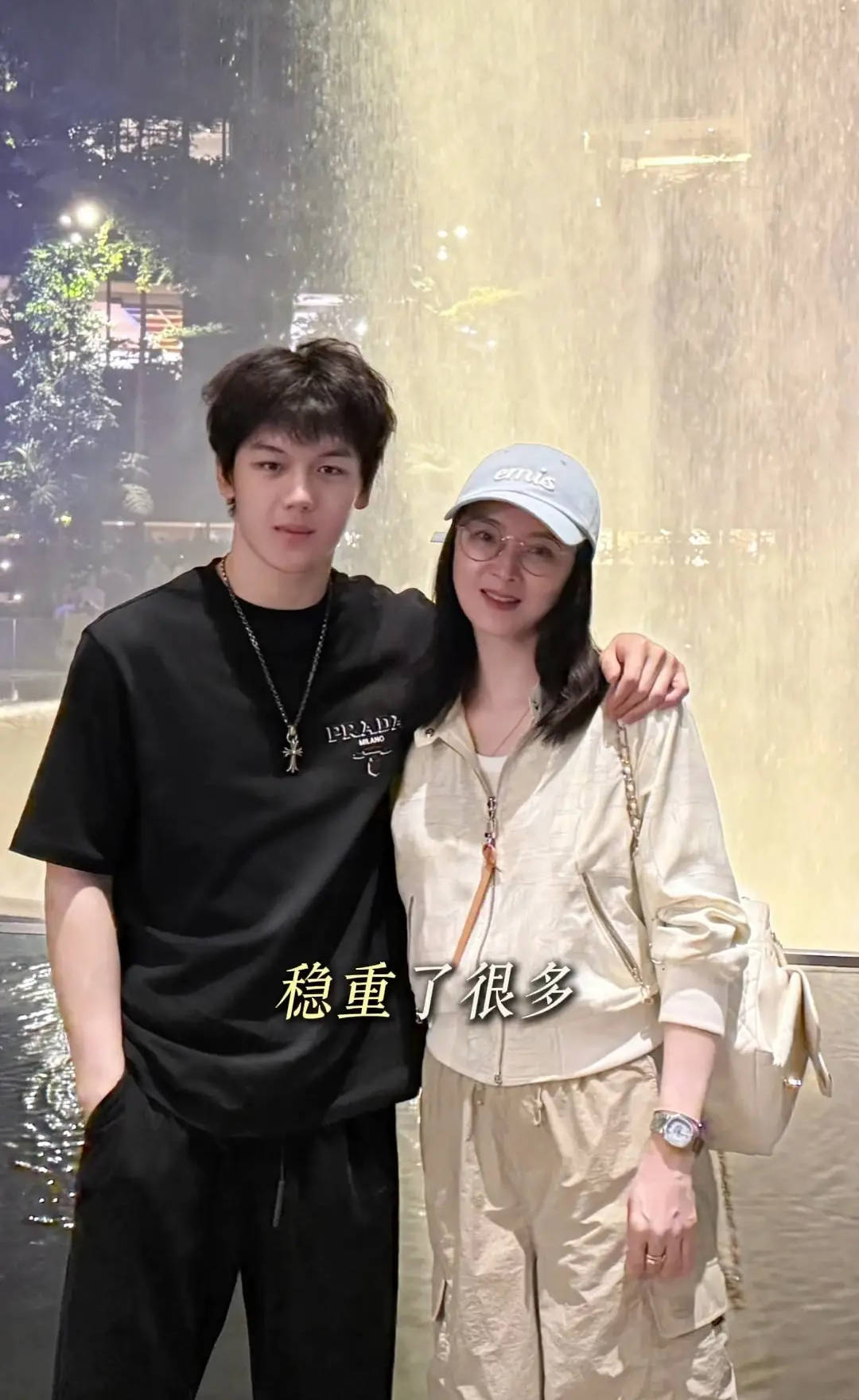 皇冠信用網可以占几成_王艳儿子19岁近照曝光皇冠信用網可以占几成！搂着妈妈拍照画面温馨有爱