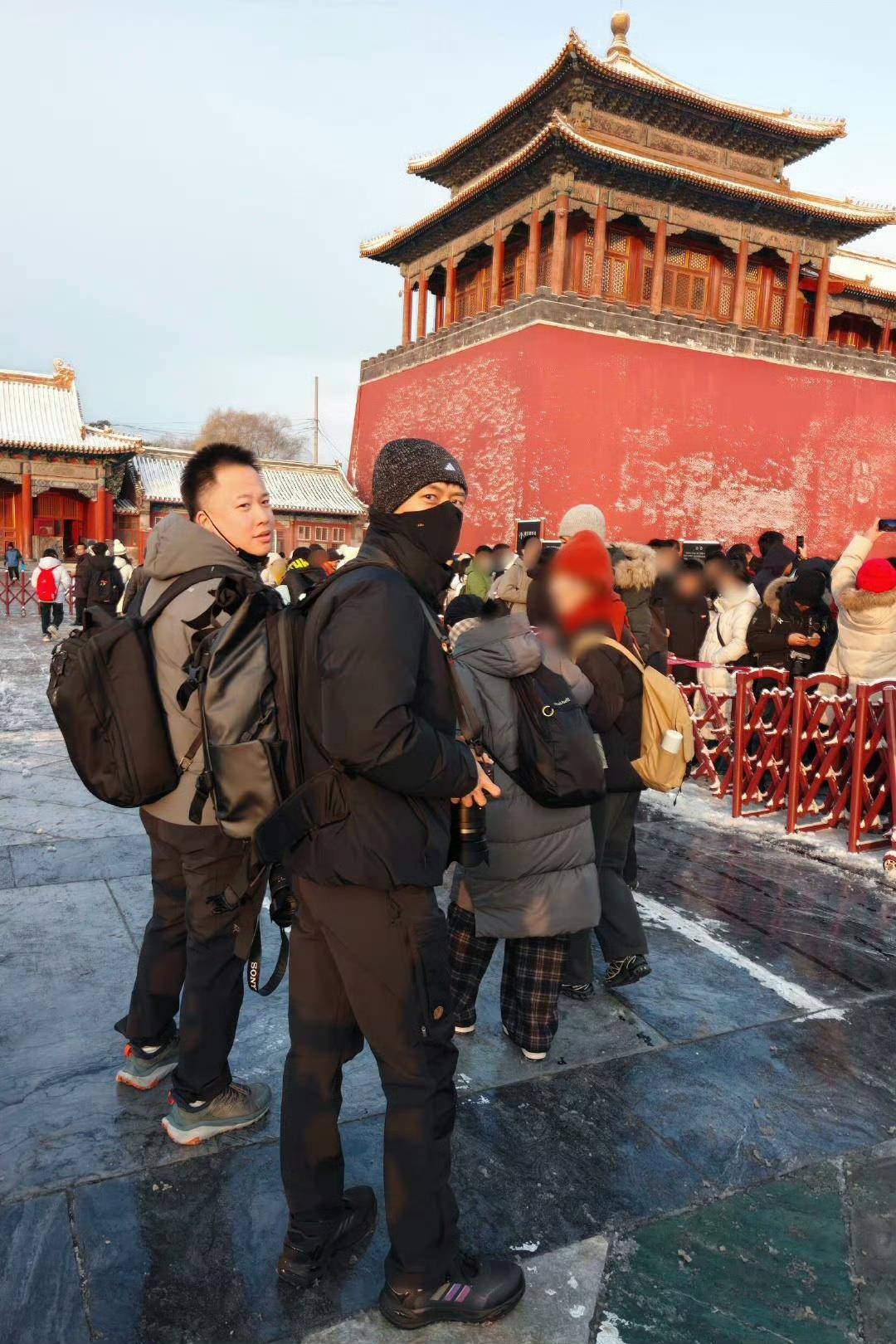 香港足球联赛_北京初雪后多位路人在故宫偶遇李现香港足球联赛，他手里拿着相机，网友：期待他更新故宫雪景照片