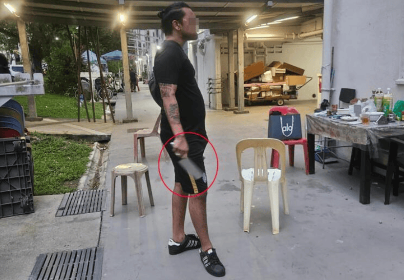 皇冠足球平台代理_新加坡一男子不满邻居在楼下唱歌皇冠足球平台代理，持刀将其砍伤，潜逃六天后被捕