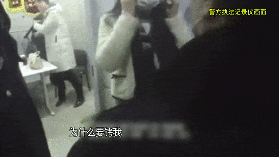 皇冠信用网平台代理_上海地铁一男子被打10个耳光不还手！还手算互殴成历史皇冠信用网平台代理，新规不再和稀泥！正当防卫3要件→