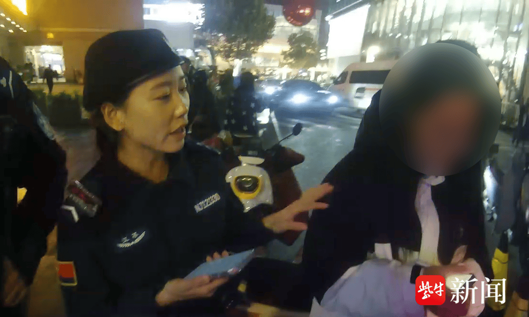 如何注册皇冠足球代理_刚入行三天的女外卖员丢车后路边哭泣如何注册皇冠足球代理，PTU队员帮她找到车后暖心安慰