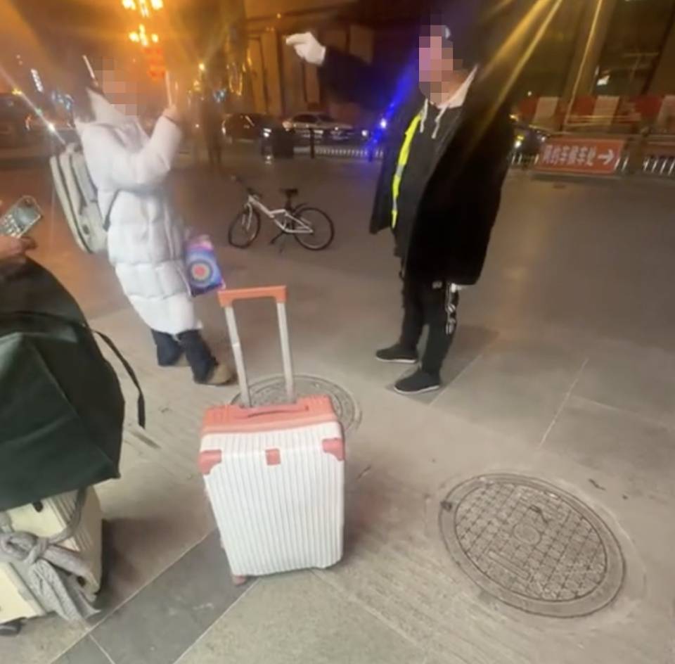 正版皇冠信用网开户_“我就看长春站谁敢拉你们”正版皇冠信用网开户，女大学生下火车遭揽客“黄牛”威胁，警方：正在处理中