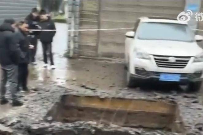 皇冠信用网正网_3名儿童将鞭炮扔进化粪池引发沼气爆炸 村委会：未造成人员受伤皇冠信用网正网，家长主动承担赔偿责任