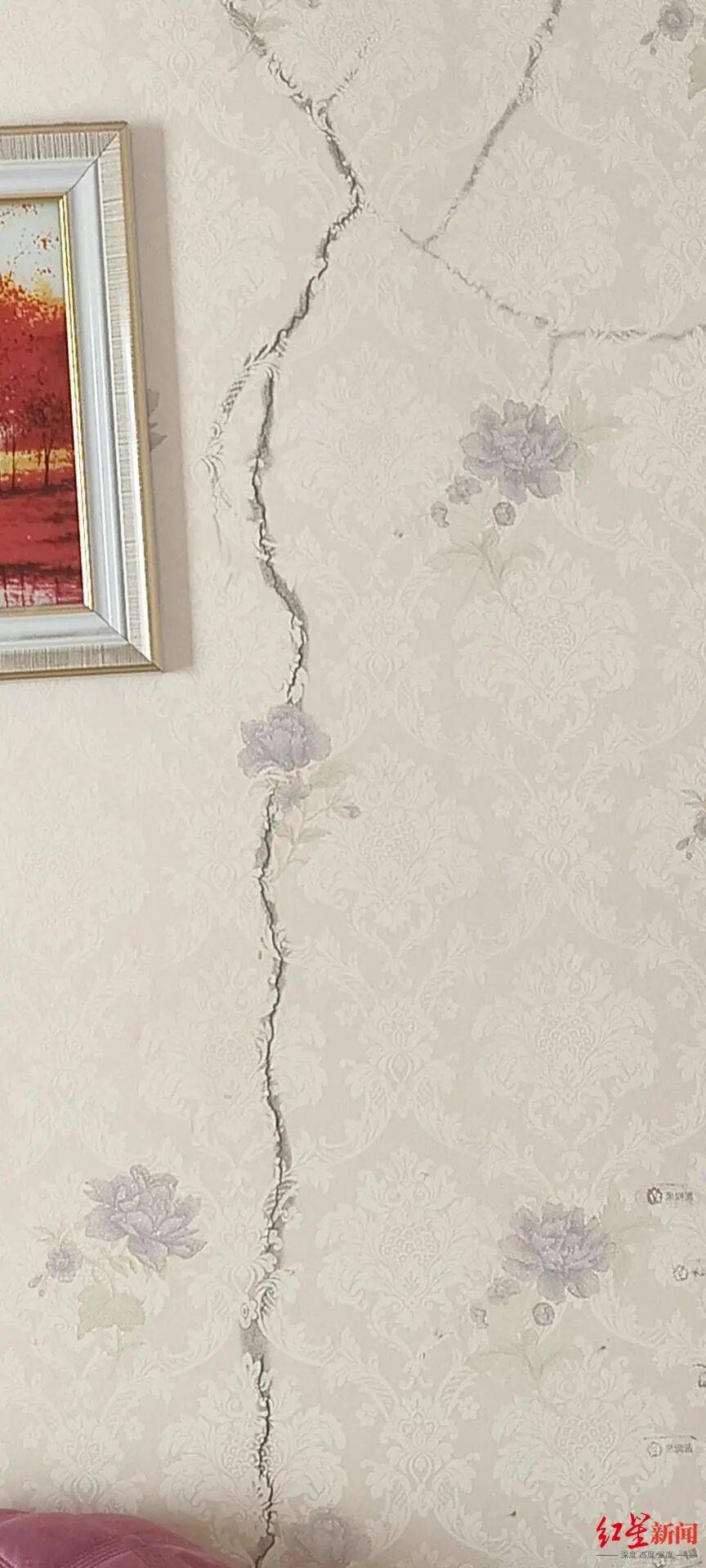 皇冠mos022
_山西一小区被曝多个顶楼住户违规加盖房屋:有的甚至修建成阁楼皇冠mos022
,致几十户房子墙面裂缝