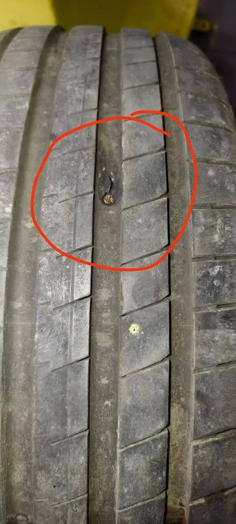 世界杯预赛_长约1米世界杯预赛，底部还有弯钩！北京一车主的轮胎被路面遗撒扎爆，损失谁担？