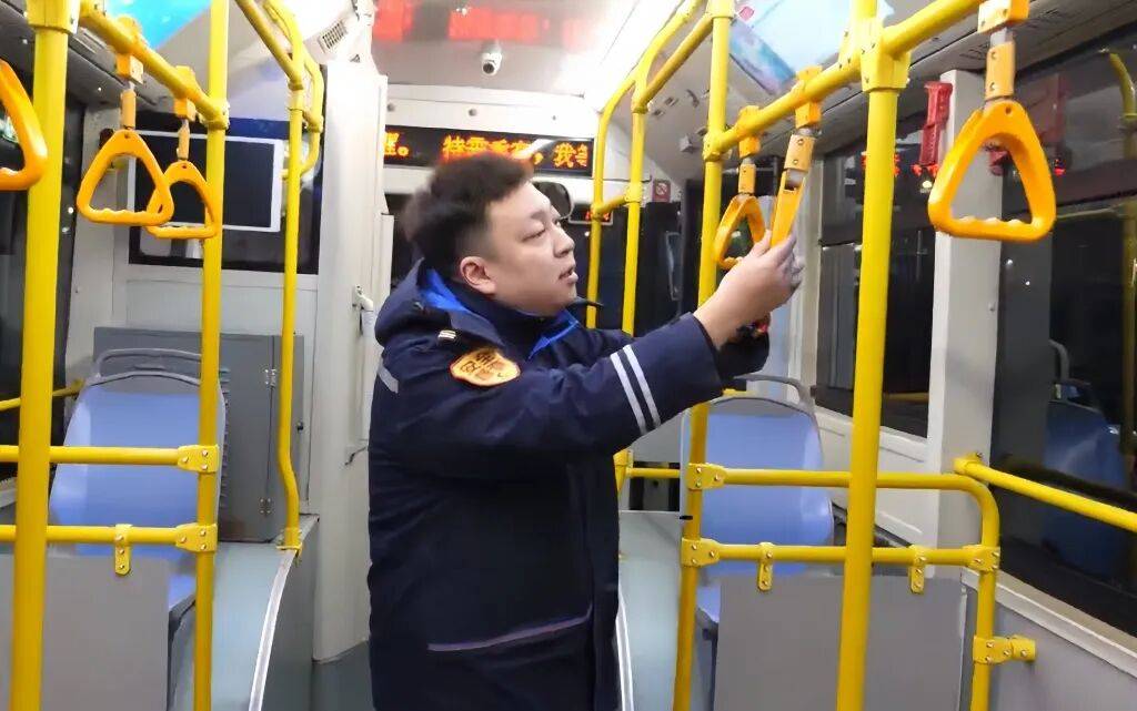 皇冠信用网代理注册_青岛一小伙：“长大后皇冠信用网代理注册，我开上了小时候经常坐的公交车”……从幼儿老师到公交司机，他用坚守温暖春运归途