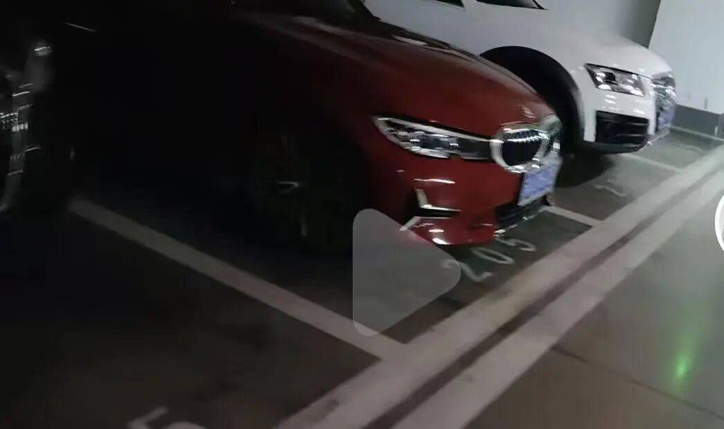 皇冠信用网出租_南京一停车场现多个205号车位皇冠信用网出租,车主难找车直呼被搞晕,网友称可以拍一部悬疑剧了;物业:开发商印制,不清楚原因