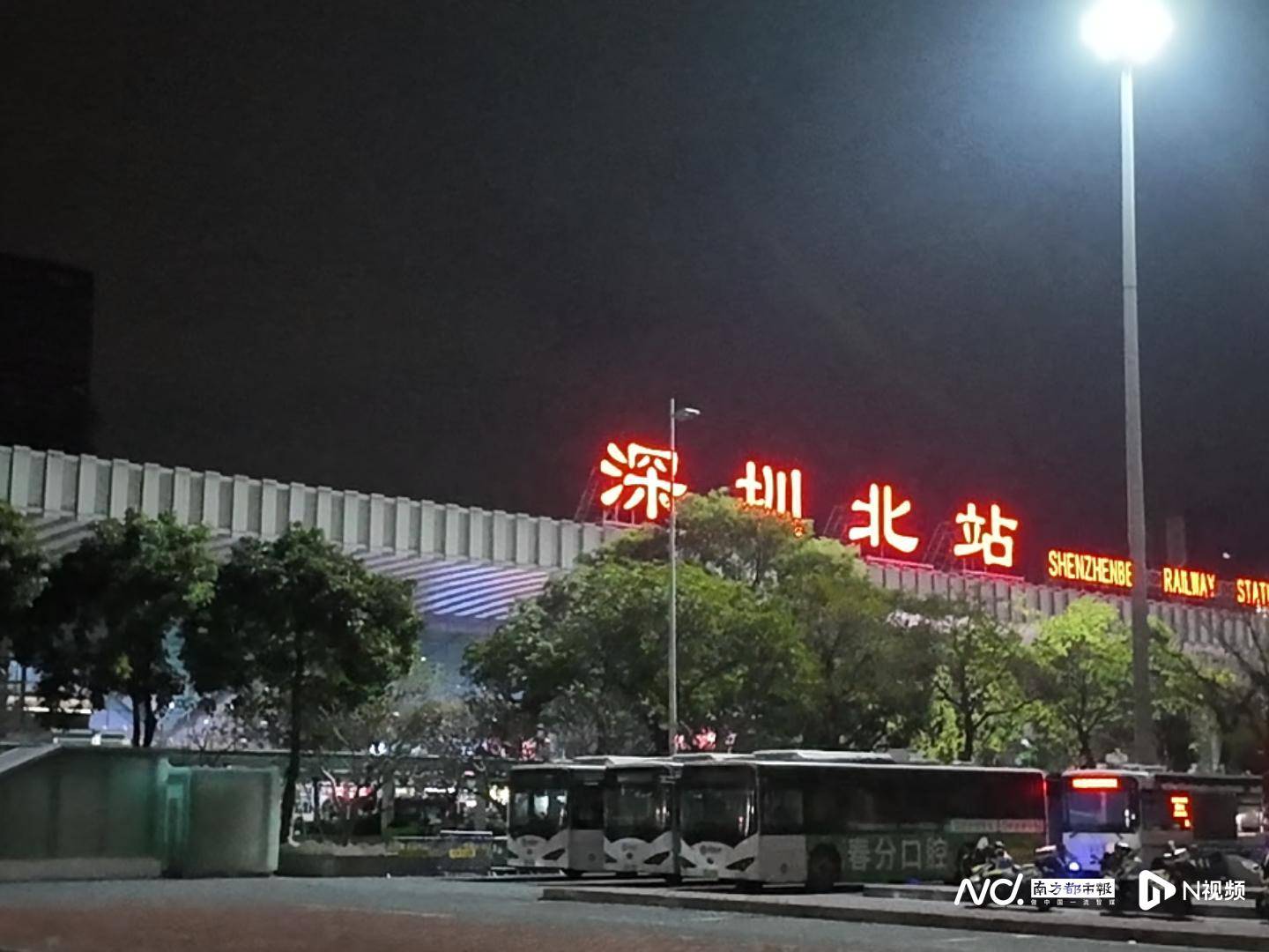 皇冠信用平台出租出售_跑了八小时只赚25块:他把自己从酒里开出来皇冠信用平台出租出售,也把年开回家