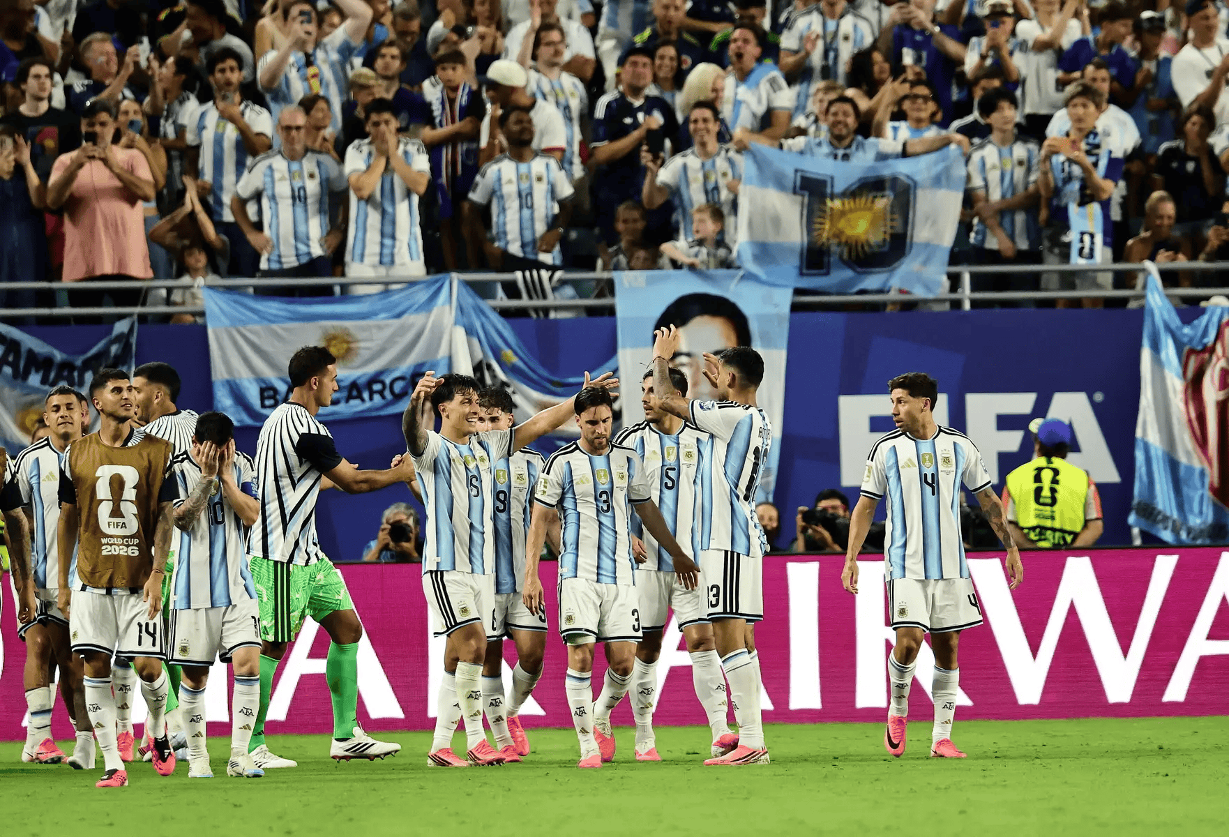 世界杯足球_拒冷门世界杯足球！阿根廷惊魂两小时险胜晋级 这么踢保送签也不稳